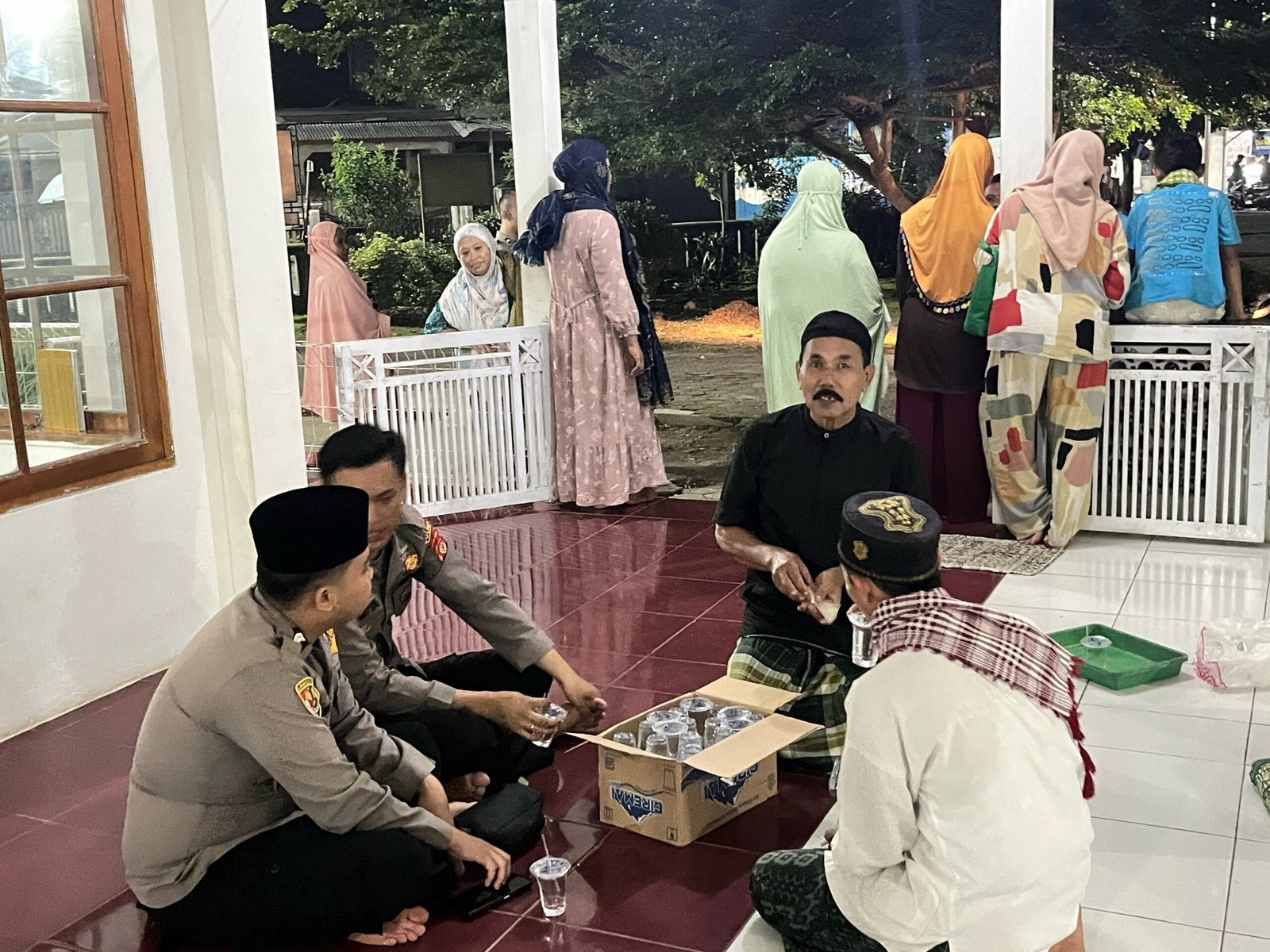 Satbinmas Polres Pangandaran Gelar Ramah Tamah Bersama Jamaah Masjid Al-Amanah Usai Tarawih Keliling