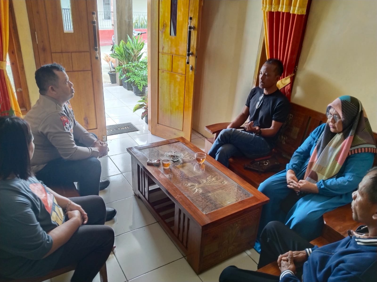 Bhabinkamtibmas Desa kedungwuluh Polsek Padaherang Polres Pangandaran Sambang ke Warga di Desa Kedungwuluh Antisipasi Gangguan Kamtibmas