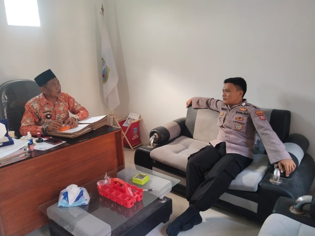 Ps Kanit Binmas Polsek Padaherang Lakukan Sambang kepada Kepala Desa Karangsari Sdr. Sukiman