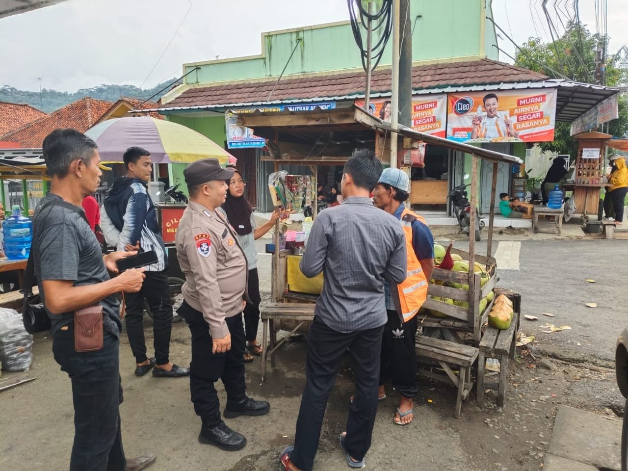 Polsek Padaherang Polres Padaherang Patroli Dialogis Beri Keamanan Warga Saat Ngabuburit
