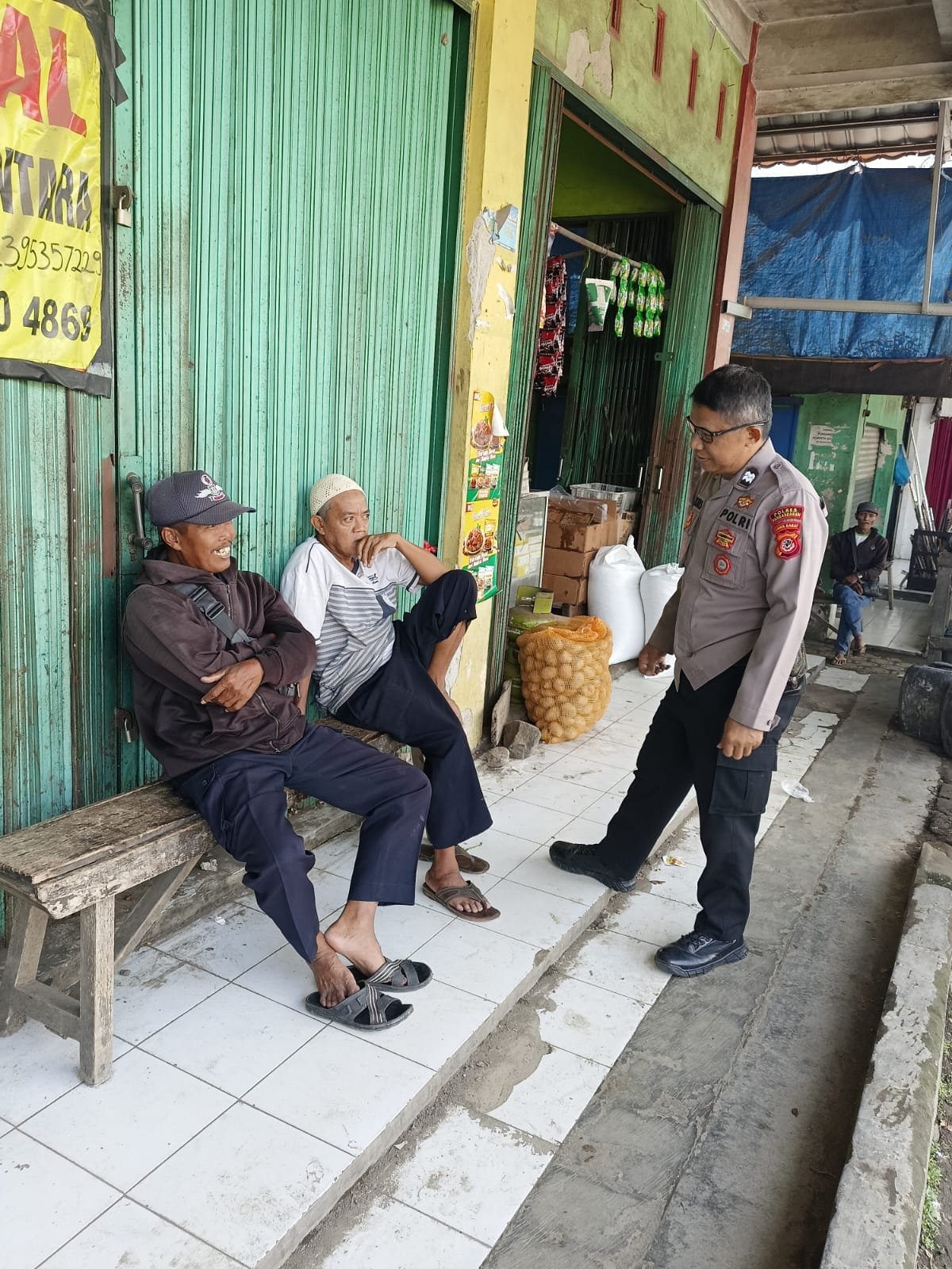 Bhabinkamtibmas Desa Padaherang Polsek Padaherang Polres Pangandaran Sambang ke Warga di Desa Padaherang Antisipasi Gangguan Kamtibmas