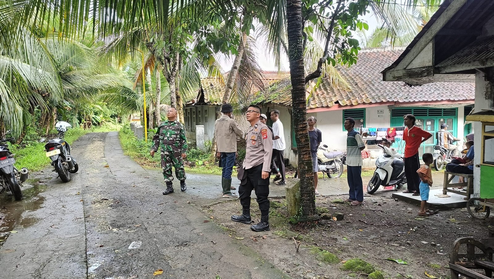 Polsek Padaherang Laksanakan Evakuasi Rumah Warga yang Tertimpa Pohon Tumbang