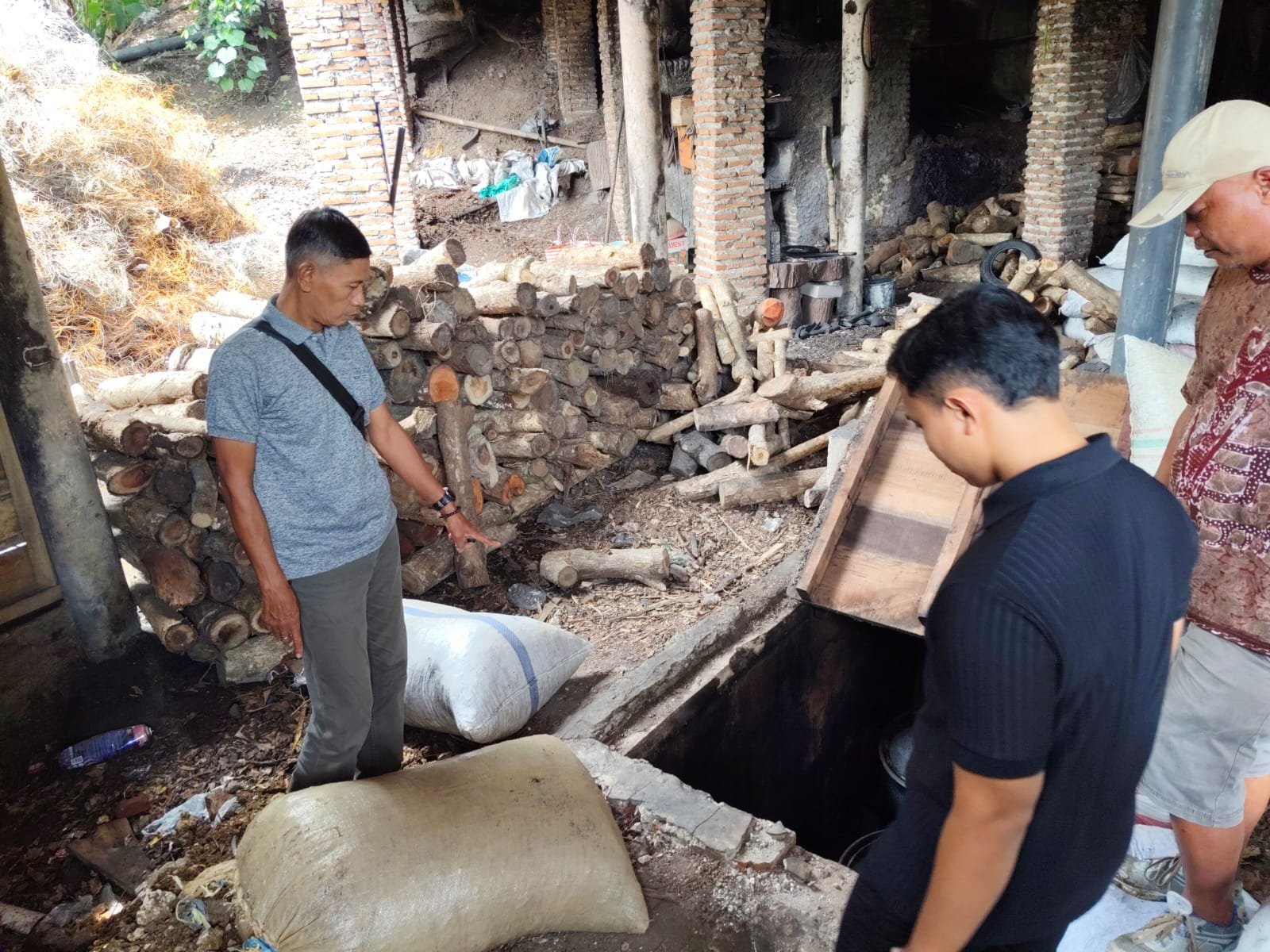 Polsek Padaherang Lakukan Pengecekan Air Limbah Pabrik Minyak Cengkeh di Kedungwuluh