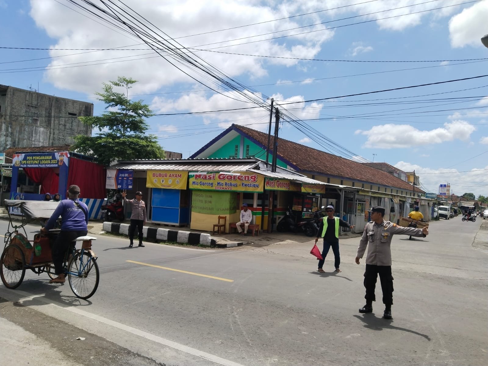 GIAT STRONG POINT POLSEK PADAHERANG, POLRES PANGANDARAN PASTIKAN KEAMANAN PENGGUNA JALAN