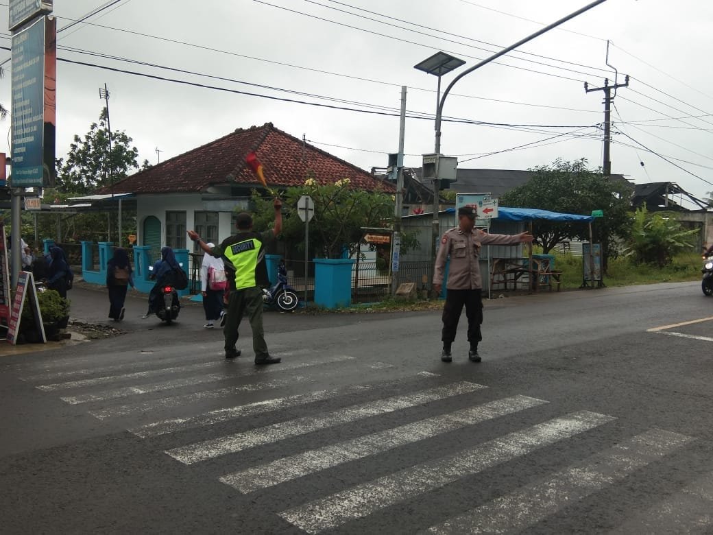 ANGGOTA POLSEK PADAHERANG LAKSANAKAN GIAT STRONG POINT PAGI, SITUASI AMAN DAN LANCAR
