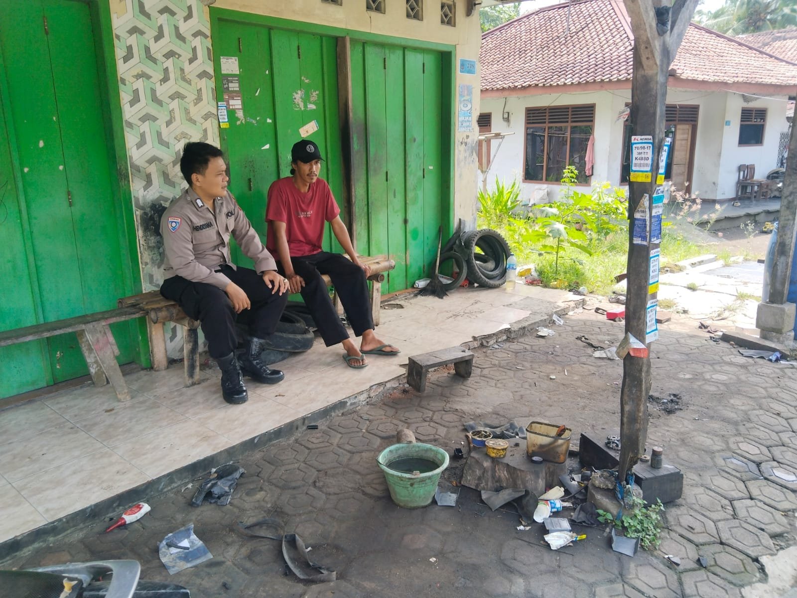 Pangandaran, 17 Maret 2025 – Dalam rangka menjaga keamanan dan ketertiban masyarakat (kamtibmas) selama bulan suci Ramadhan, Ps Kanit Binmas Polsek Padaherang, Bripka Hendryana, S.H., melaksanakan kegiatan sambang dan silaturahmi dengan warga di Dusun Balater RT 07 RW 03, Desa Sindangwangi, Kecamatan Padaherang, Kabupaten Pangandaran, Senin (17/3). Kegiatan yang dimulai pukul 10.00 WIB ini bertujuan untuk mempererat komunikasi dengan masyarakat serta memberikan imbauan terkait pencegahan kejahatan selama bulan Ramadhan. Dalam kesempatan tersebut, Bripka Hendryana mengajak warga untuk meningkatkan kewaspadaan terhadap tindak pidana seperti pencurian dengan kekerasan (curas), pencurian dengan pemberatan (curat), dan pencurian kendaraan bermotor (curanmor), terutama saat melaksanakan ibadah salat tarawih di masjid. Selain itu, warga juga dihimbau untuk menggunakan kunci ganda pada kendaraan guna mencegah aksi pencurian. "Kehadiran kepolisian di tengah masyarakat diharapkan dapat memberikan rasa aman dan mencegah potensi gangguan kamtibmas, terutama di malam hari saat aktivitas ibadah meningkat," ujar Bripka Hendryana. Kapolres Pangandaran, AKBP Mujianto, S.I.K., M.H., menegaskan bahwa kegiatan sambang ini merupakan bagian dari komitmen Polri dalam memberikan pelayanan terbaik kepada masyarakat, khususnya dalam menjaga keamanan dan ketertiban selama bulan Ramadhan. "Kami mengajak seluruh elemen masyarakat untuk bersama-sama menciptakan suasana yang aman dan kondusif agar ibadah di bulan suci ini dapat berlangsung dengan khusyuk dan nyaman," ungkapnya. Warga menyambut baik kegiatan ini dan berkomitmen untuk turut serta dalam menjaga keamanan lingkungan. Selama kegiatan berlangsung, situasi terpantau aman, lancar, dan kondusif.