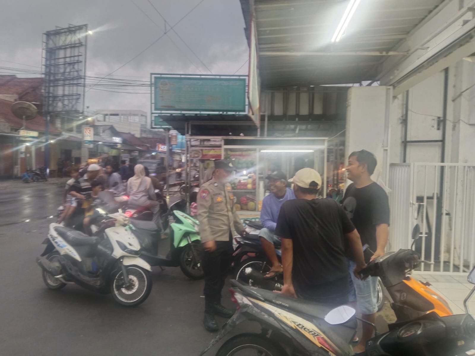 POLSEK PADAHERANG LAKSANAKAN PATROLI SORE/NGABUBURIT UNTUK MENJAGA KEAMANAN WARGA