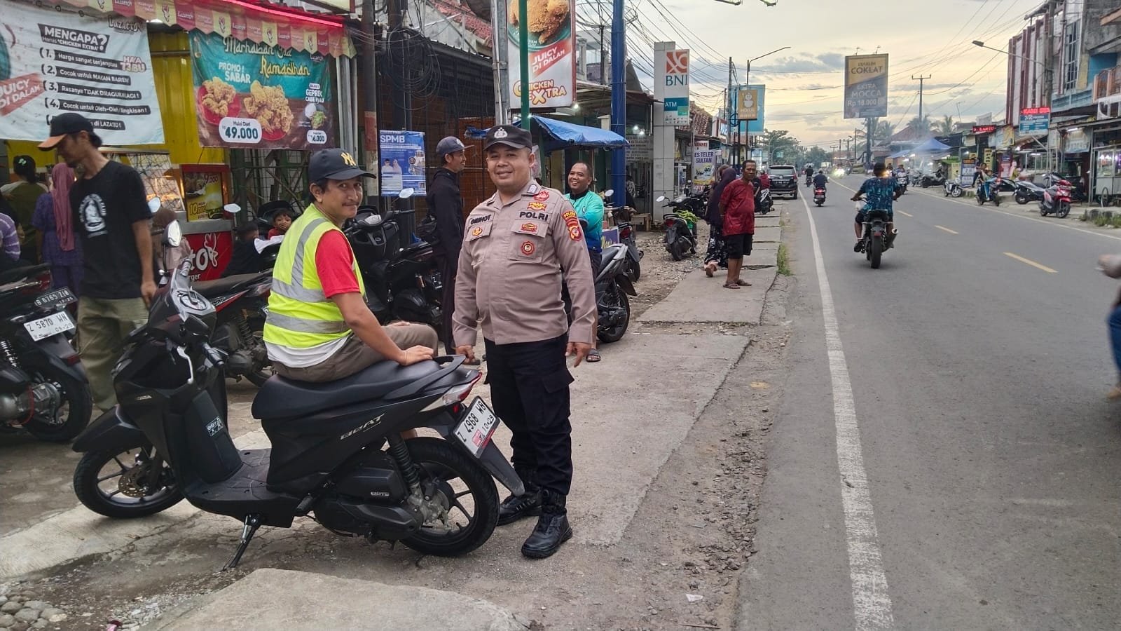 Bhabinkamtibmas Polsek Padaherang Sambang dan Silaturahmi ke Warga Desa Kedungwuluh