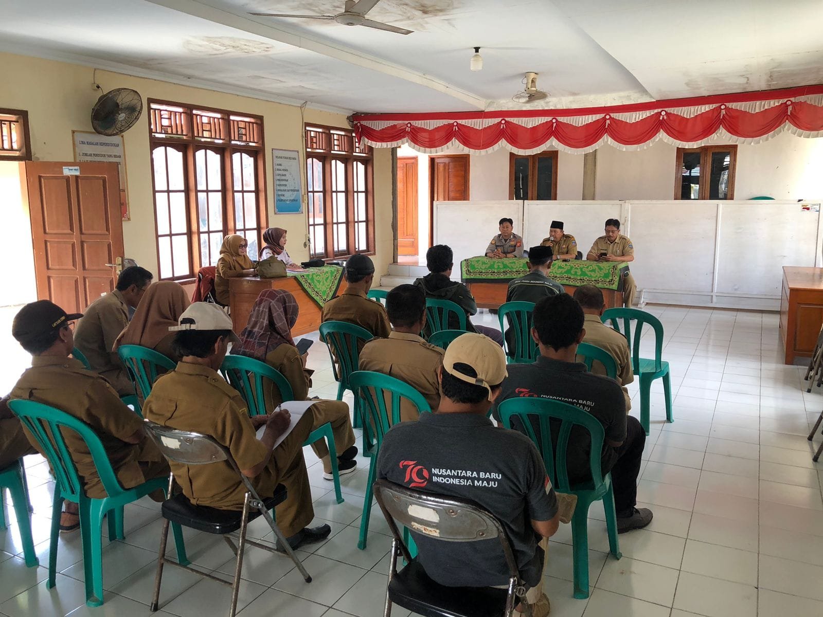BHABINKAMTIBMAS MENGHADIRI RAPAT MINGGUAN DAN SOSIALISASI PENANGANAN BANJIR DI DESA MARUYUNGSARI