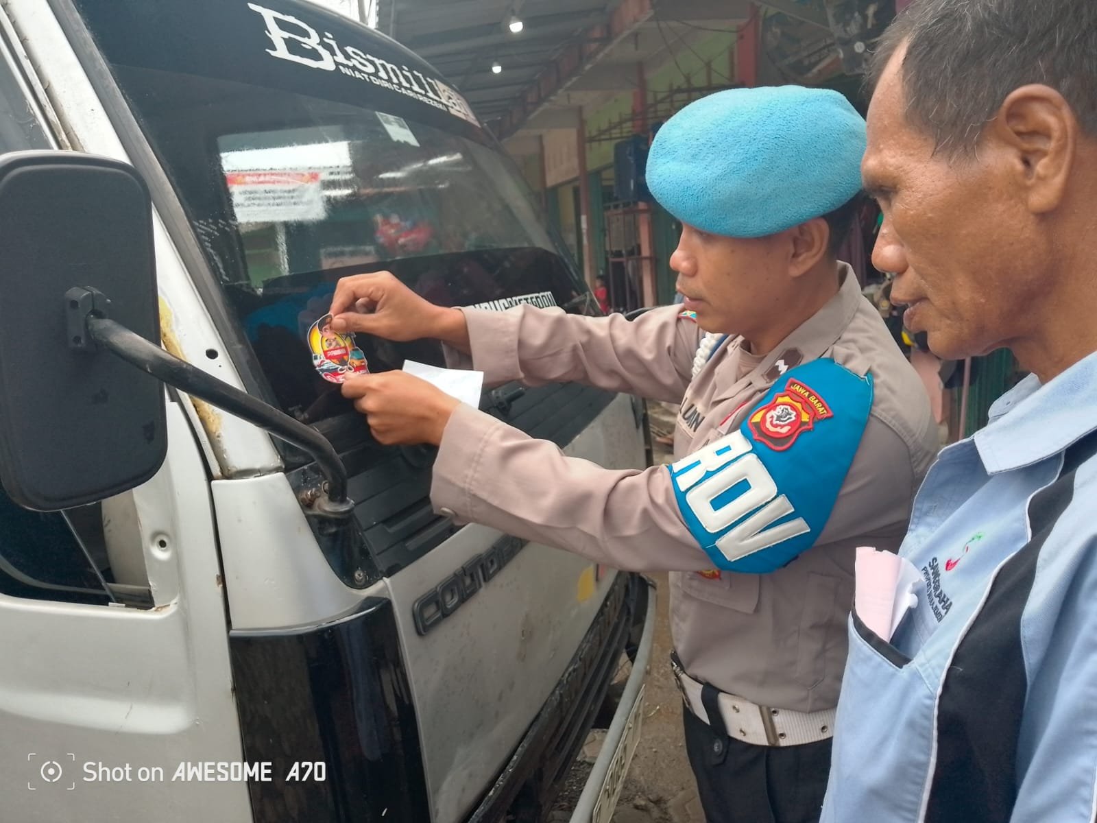 POLSEK PADAHERANG GELAR SOSIALISASI DAN PEMASANGAN STIKER HOTLINE MUDIK POLRI 110