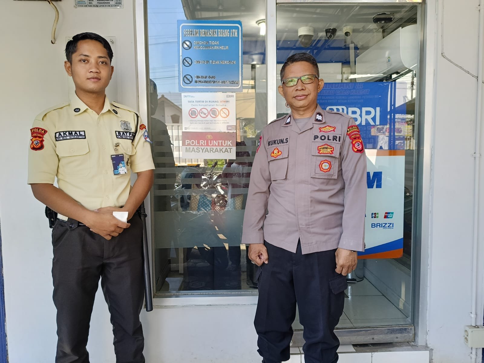 SOSIALISASI DAN PEMASANGAN TAGLINE "POLRI UNTUK MASYARAKAT" DI KANTOR BRI UNIT PADAHERANG