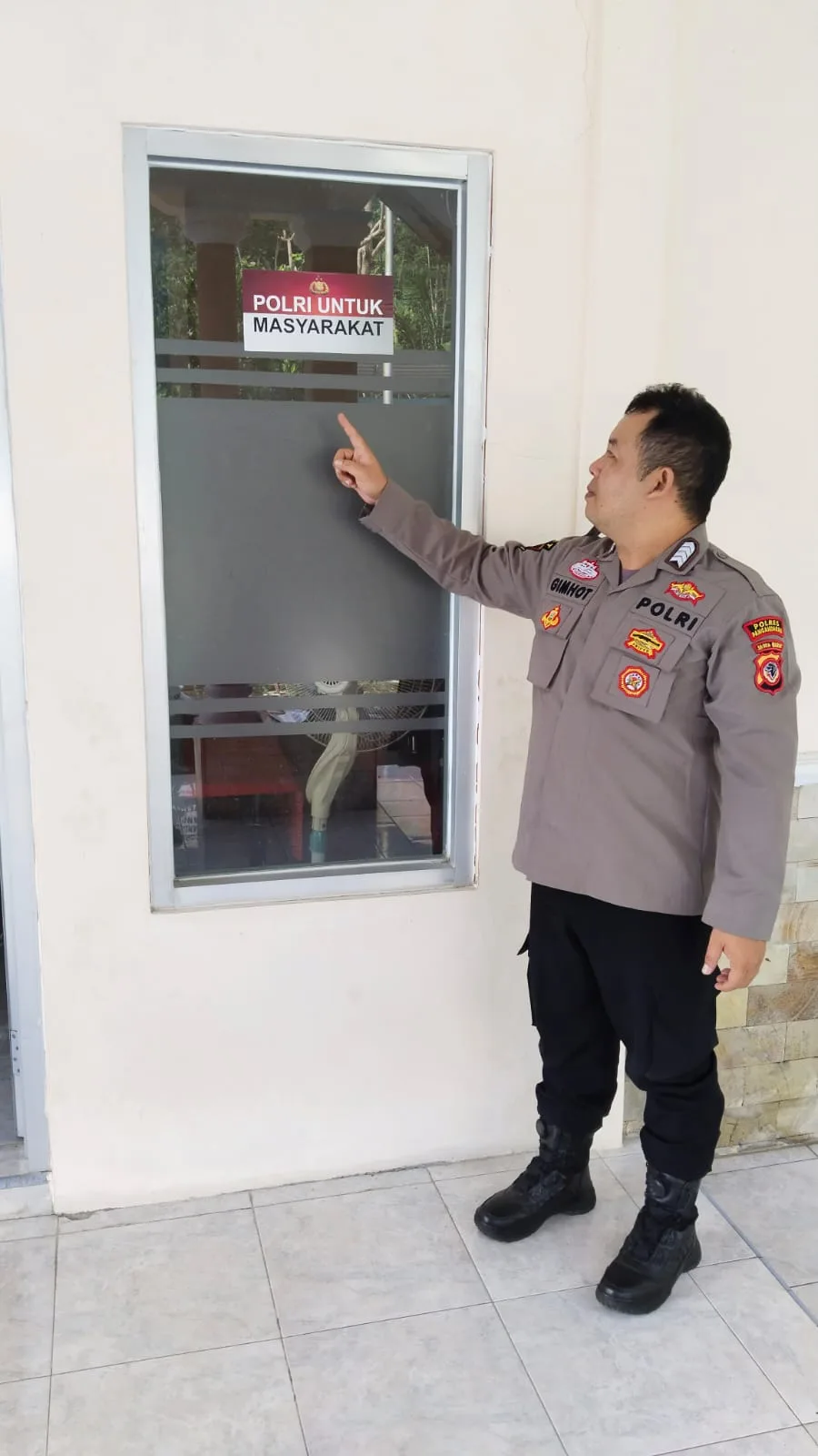 POLSEK PADAHERANG SOSIALISASIKAN TAGLINE "POLRI UNTUK MASYARAKAT" DI KANTOR DESA KEDUNGWULUH