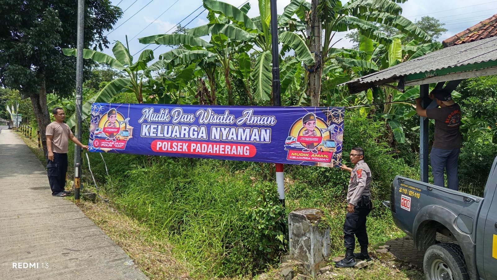 POLSEK PADAHERANG PASANG BANNER HIMBAUAN MUDIK DAN WISATA AMAN DI JALAN RAYA PANGANDARAN - PADAHERANG