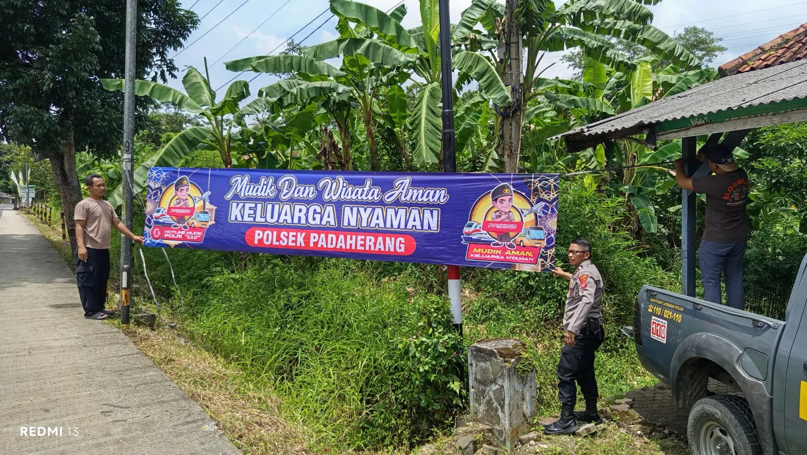 POLSEK PADAHERANG PASANG BANNER HIMBAUAN MUDIK DAN WISATA AMAN DI JALAN RAYA PANGANDARAN - PADAHERANG