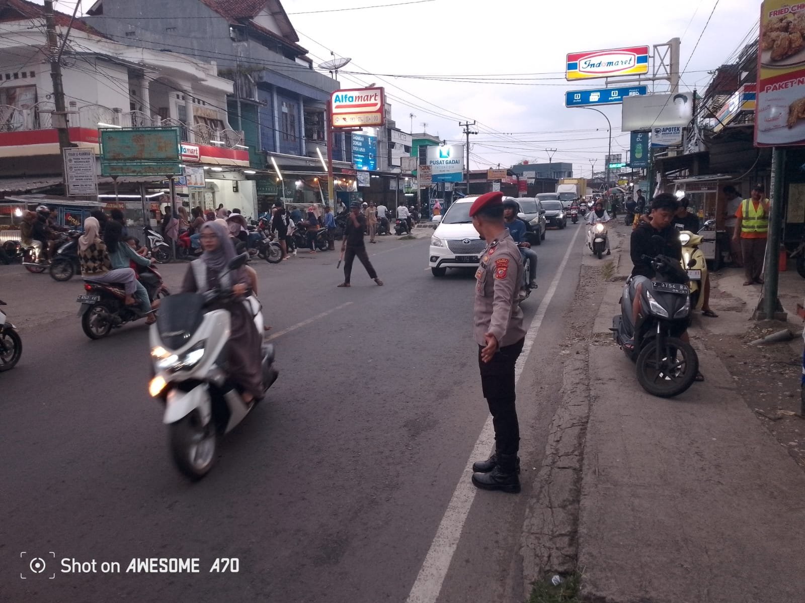PATROLI NGABUBURIT POLSEK PADAHERANG CIPTAKAN SITUASI AMAN DAN KONDUSIF