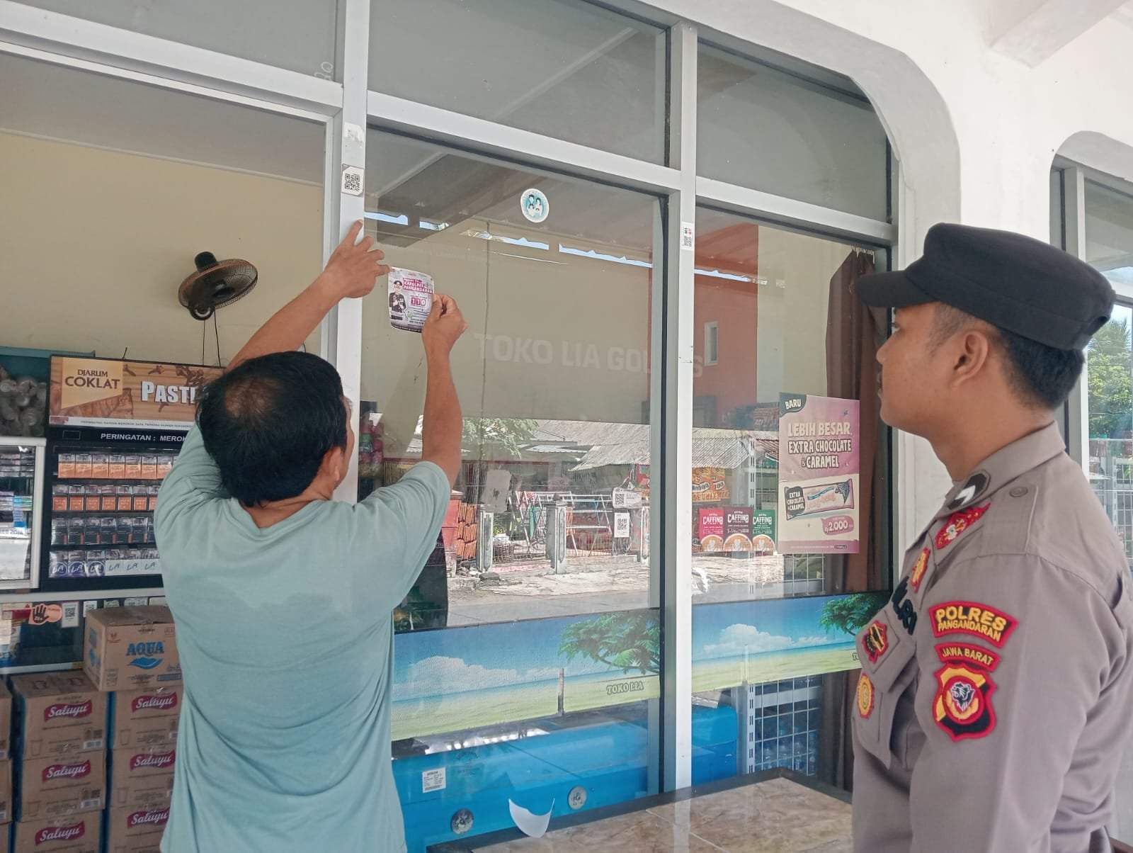 Satbinmas Polres Pangandaran Bagikan Stiker Call Center, Permudah Warga Akses Layanan Polisi 24 Jam