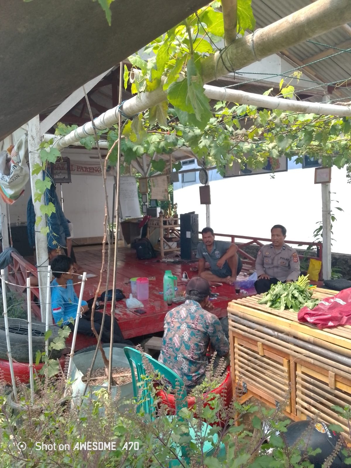 Bhabinkamtibmas Desa Ciganjeng Sambangi Kelompok Tani Taruna Tani Mekar Bayu, Pererat Silaturahmi dan Dukung Ketahanan Pangan