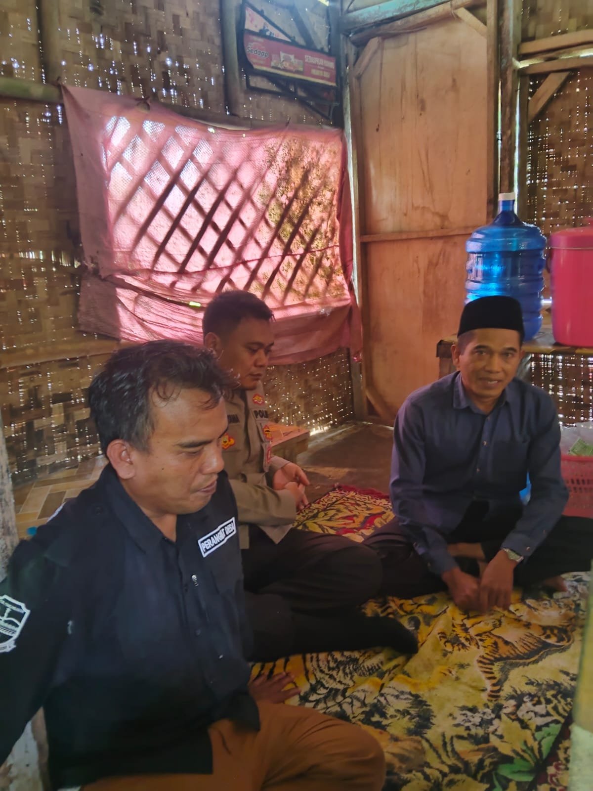 Pangandaran – Dalam upaya mempererat hubungan antara Polri dengan masyarakat, PS Kanit Binmas Polsek Padaherang BRIPKA HENDRYANA, S.H. melaksanakan kegiatan sambang ke warga masyarakat di Dusun Cipicung, Desa Karangsari, Kecamatan Padaherang, Kabupaten Pangandaran, pada Senin (14/04/2025) pukul 09.00 WIB. Dalam kunjungan tersebut, BRIPKA HENDRYANA, S.H. bertemu langsung dengan warga bernama Sdr. Nunu. Pada kesempatan itu, dirinya menyampaikan imbauan kamtibmas agar masyarakat dapat ikut berperan aktif dalam menjaga keamanan dan ketertiban lingkungan. Selain itu, warga juga diharapkan dapat segera berkoordinasi dengan pihak pemerintah desa dan Bhabinkamtibmas jika menemukan adanya potensi gangguan kamtibmas di lingkungan sekitar. "Kami mengajak masyarakat untuk bersama-sama menciptakan situasi lingkungan yang aman, nyaman, dan kondusif. Jika ada hal-hal yang mencurigakan atau berpotensi mengganggu ketertiban, agar segera disampaikan kepada kami atau pemerintah desa," ujar BRIPKA HENDRYANA, S.H. Kegiatan ini merupakan bagian dari implementasi program POLRI PRESISI yang bertujuan mendekatkan diri kepada masyarakat sekaligus meningkatkan pelayanan publik demi terciptanya rasa aman di tengah masyarakat.