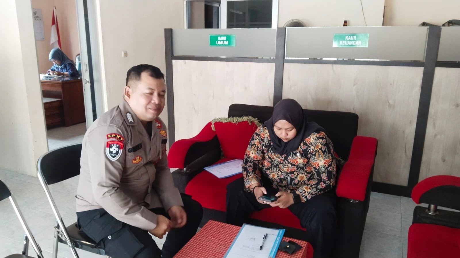 Bhabinkamtibmas Desa Kedungwuluh Laksanakan Sambang Silaturahmi dengan Perangkat Desa