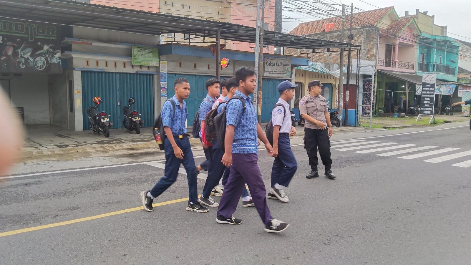 Polsek Padaherang Laksanakan Strong Point di Depan SMP Negeri 1 Padaherang