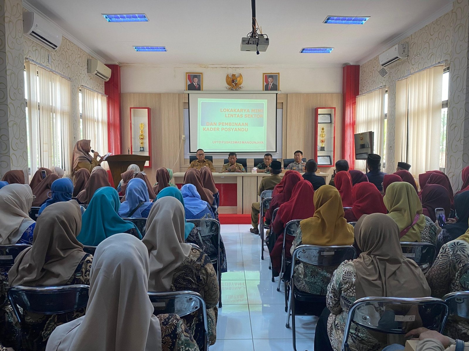 Bhabinkamtibmas Hadiri Lokakarya Mini Lintas Sektoral PKM Mangunjaya, Tingkatkan Sinergitas Pelayanan Kesehatan Masyarakat