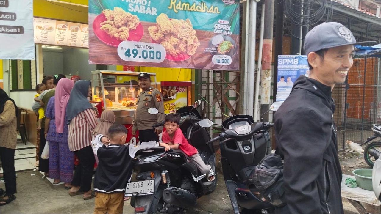 Bhabinkamtibmas Desa Kedungwuluh Sambangi Warga Dusun Babakanjaya, Ajak Warga Aktif Jaga Keamanan Lingkungan