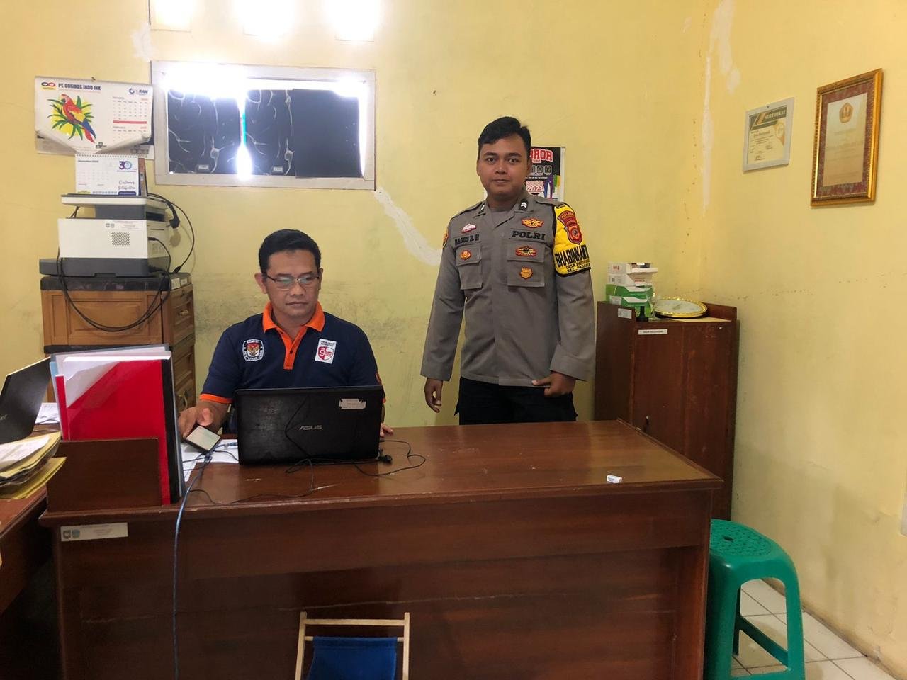 Bhabinkamtibmas Desa Pasirgeulis Sambangi Perangkat Desa, Ajak Bersama Wujudkan Lingkungan Aman dan Kondusif