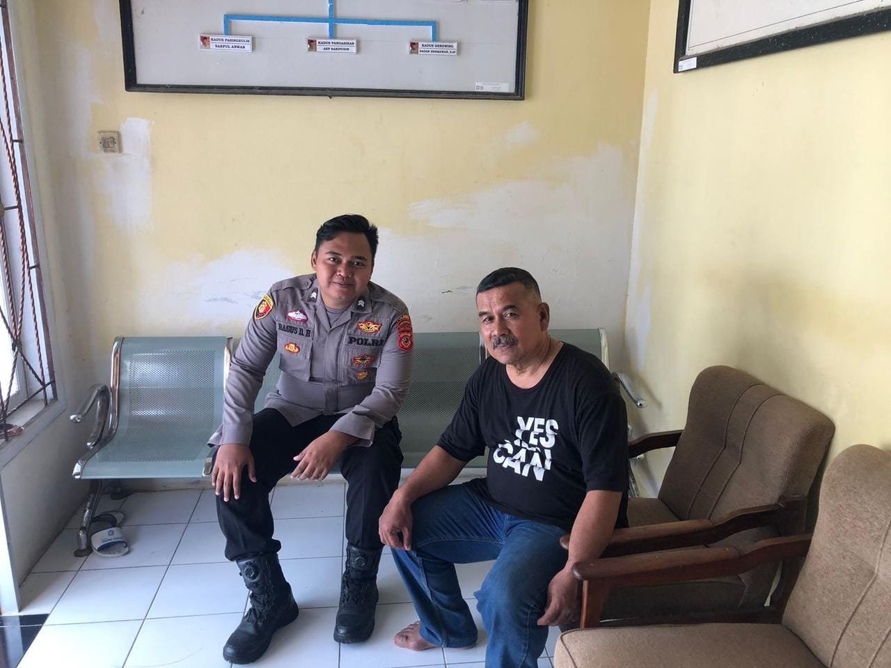 Bhabinkamtibmas Desa Pasirgeulis Silaturahmi Sambang Warga, Ajak Warga Bersama Jaga Kamtibmas