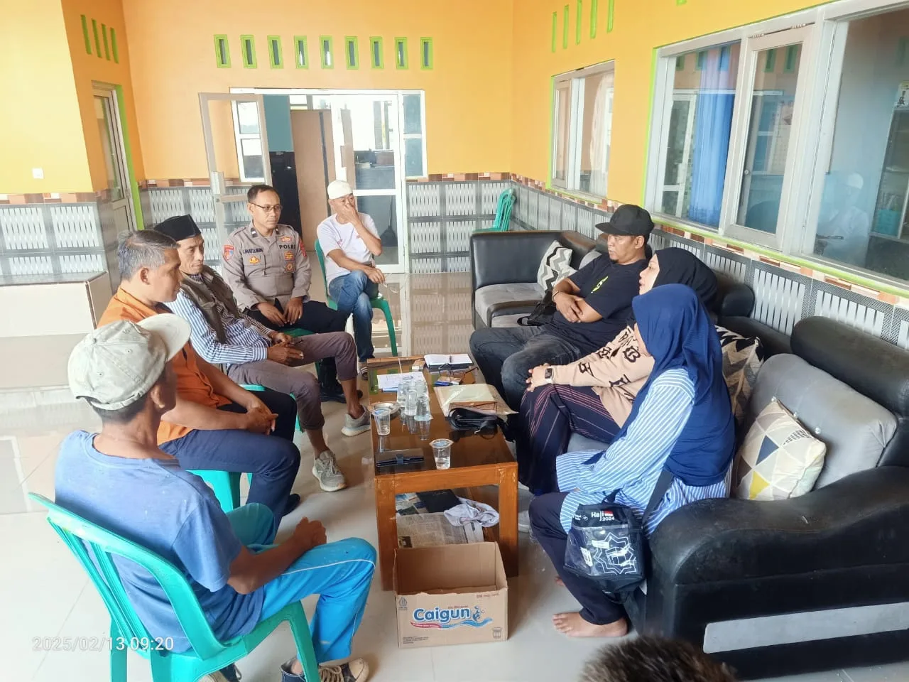 angandaran, 18 April 2025 — Upaya menjaga keamanan dan ketertiban masyarakat terus dilakukan oleh jajaran Polres Pangandaran. Salah satunya melalui kegiatan sambang yang dilakukan oleh Bhabinkamtibmas Desa Paledah, Aipda Ibin Matlubin, pada Jumat, 18 April 2025 pukul 08.50 WIB di wilayah Desa Paledah, Kecamatan Padaherang, Kabupaten Pangandaran. Dalam kegiatan tersebut, Aipda Ibin Matlubin bertemu langsung dengan warga masyarakat setempat. Ia menyampaikan pesan-pesan kamtibmas serta mengajak warga untuk senantiasa menjaga keamanan lingkungan secara bersama-sama, sekaligus membangun komunikasi aktif dengan pihak kepolisian apabila menemukan hal-hal yang dapat mengganggu ketertiban masyarakat. Kegiatan sambang ini merupakan bagian dari implementasi Program POLRI PRESISI yang bertujuan untuk mendekatkan Polri dengan masyarakat serta meningkatkan pelayanan yang humanis dan responsif. Kapolres Pangandaran, AKBP Mujianto, S.I.K., M.H., memberikan apresiasi atas pelaksanaan kegiatan tersebut. Menurutnya, kehadiran Bhabinkamtibmas di tengah masyarakat menjadi wujud nyata kepedulian Polri dalam menciptakan situasi kamtibmas yang aman, nyaman, dan kondusif.
