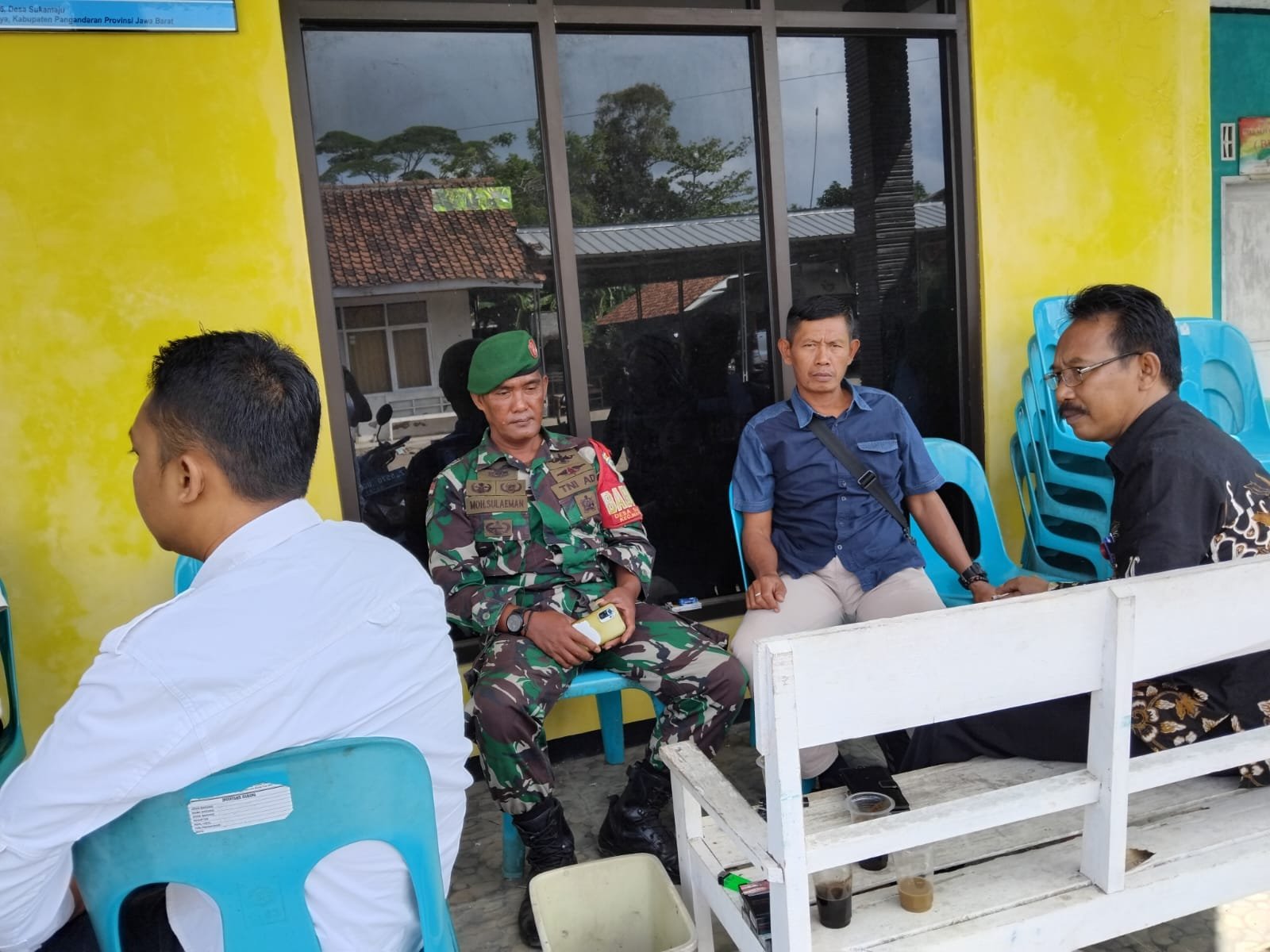 Kanit Reskrim Polsek Padaherang Sambangi Tokoh Masyarakat Desa Sukamaju, Bangun Sinergi Jaga Kamtibmas