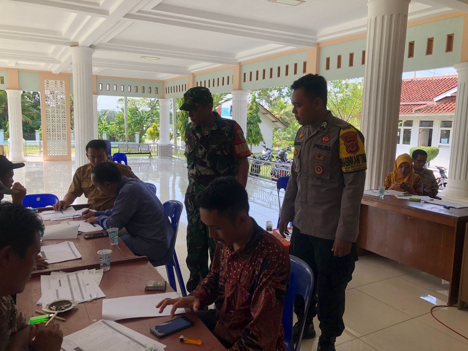 BHABINKAMTIBMAS DESA PASIRGEULIS JALIN SILATURAHMI DENGAN PERANGKAT DESA DEMI KEKONDISIFAN WILAYAH
