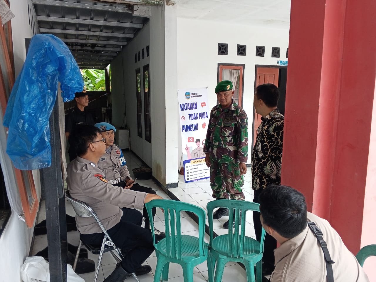 BHABINKAMTIBMAS DESA PALEDAH LAKUKAN SAMBANG, AJAK WARGA CIPTAKAN LINGKUNGAN AMAN DAN KONDUSIF