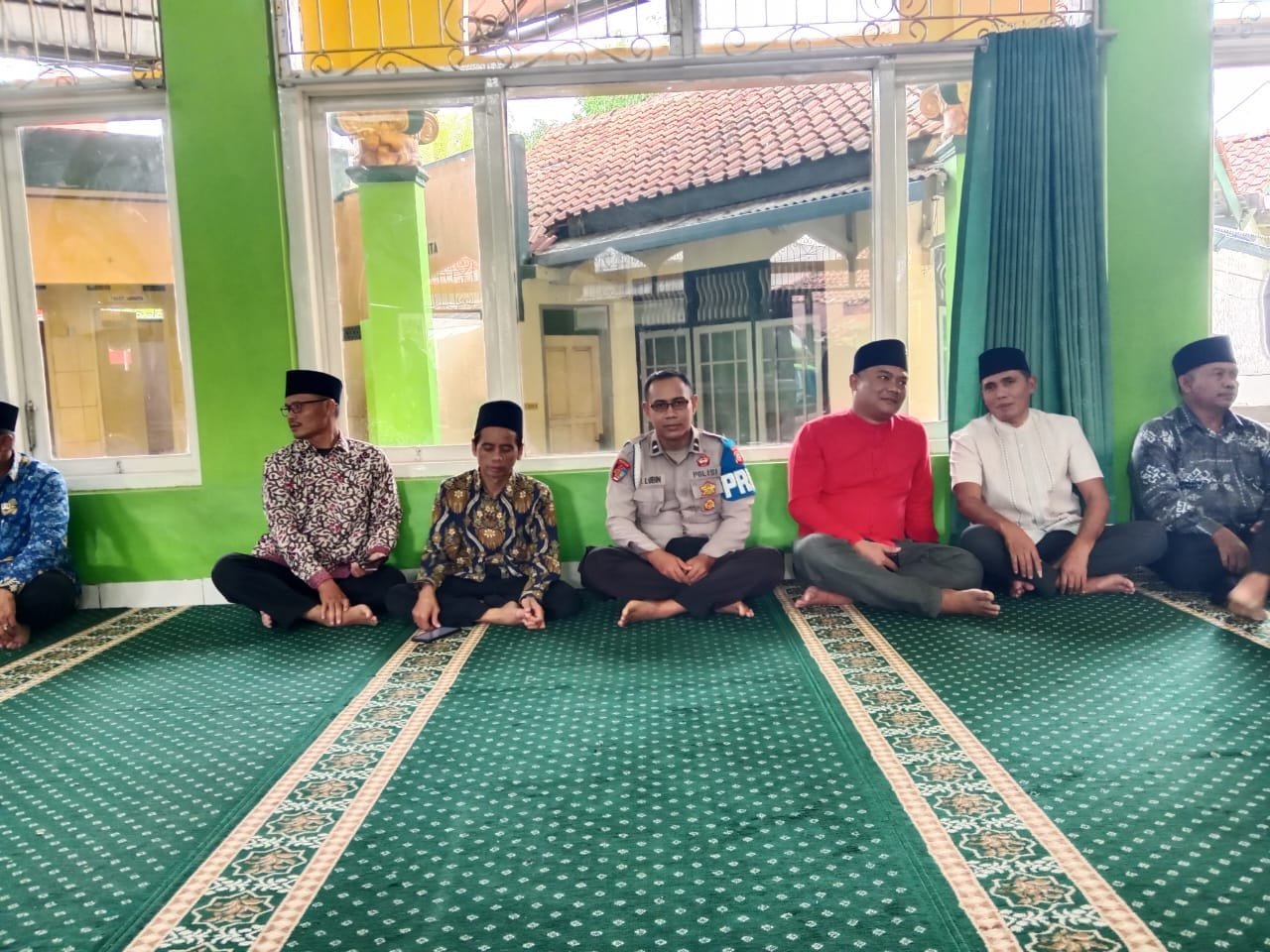 Bhabinkamtibmas Desa Paledah Hadiri Pengajian Bulanan, Jalin Silaturahmi dan Jaga Kondusifitas Wilayah