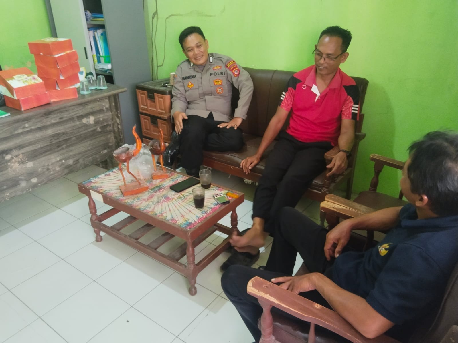 PS Kanit Binmas Polsek Padaherang Sambangi Kepala Dusun Nagrak dan Anggota BPD, Perkuat Harkamtibmas di Karangsari