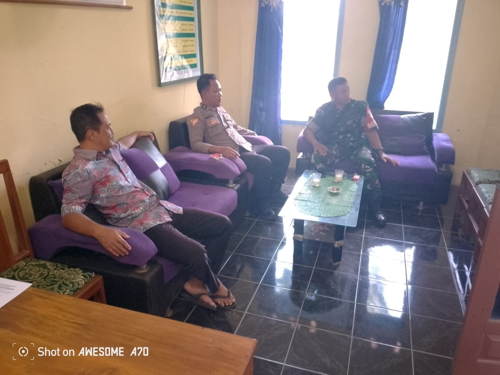 BHABINKAMTIBMAS BOJONGSARI SAMBANG DAN KOORDINASI DENGAN KEPALA DESA, PERKUAT SINERGI JAGA HARKAMTIBMAS