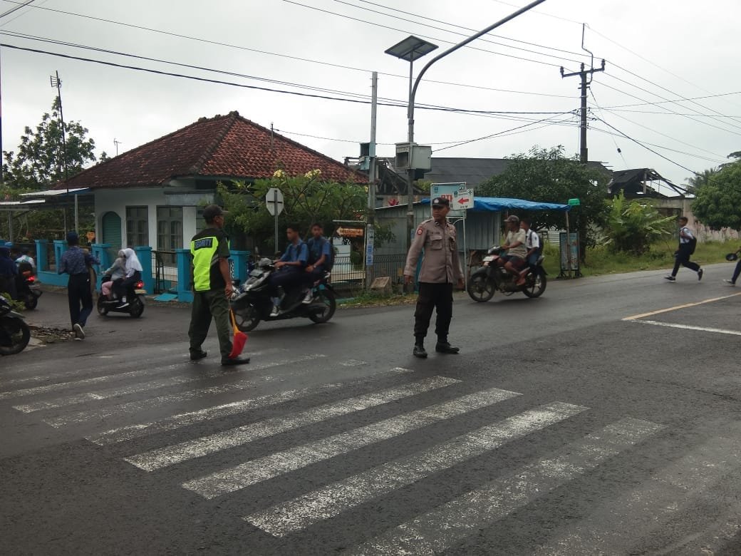 POLSEK PADAHERANG LAKSANAKAN GIAT STRONG POINT DI DEPAN SMP NEGERI 1 PADAHERANG