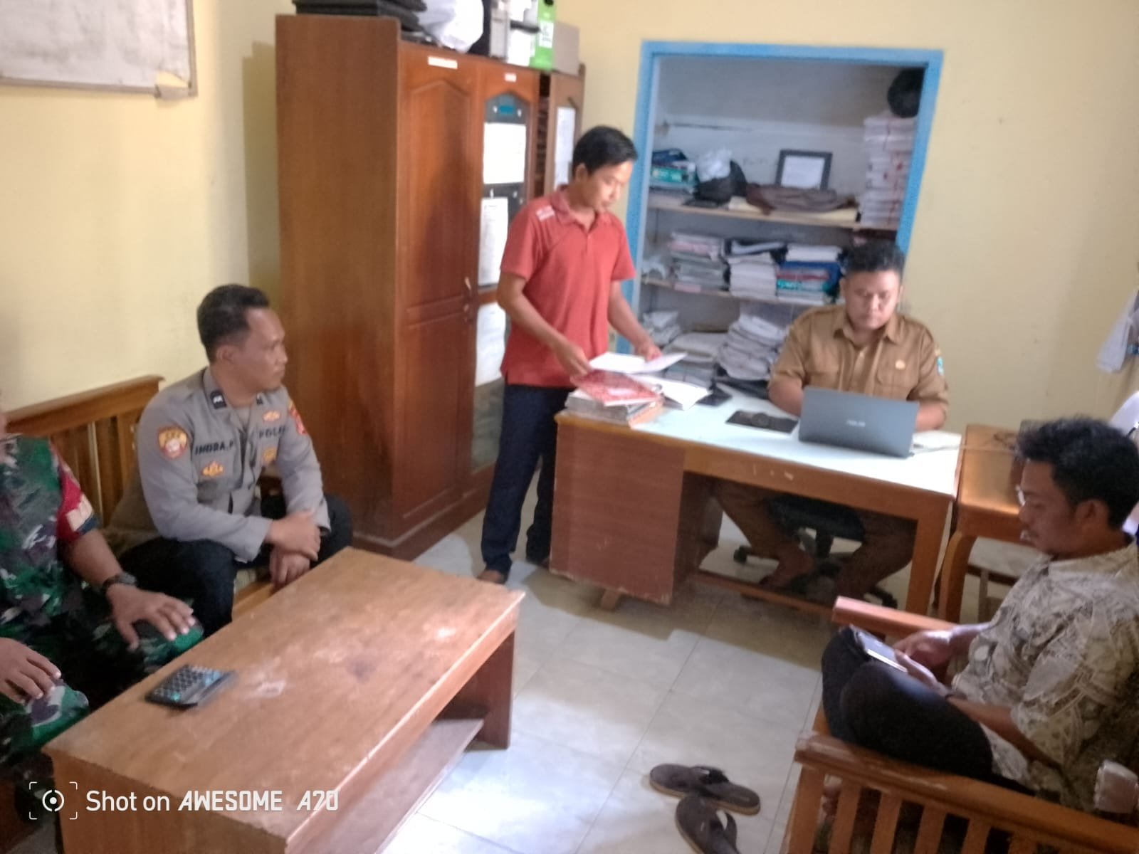Bhabinkamtibmas Desa Bojongsari Laksanakan Sambang Silaturahmi dengan Kasipem Desa Bojongsari