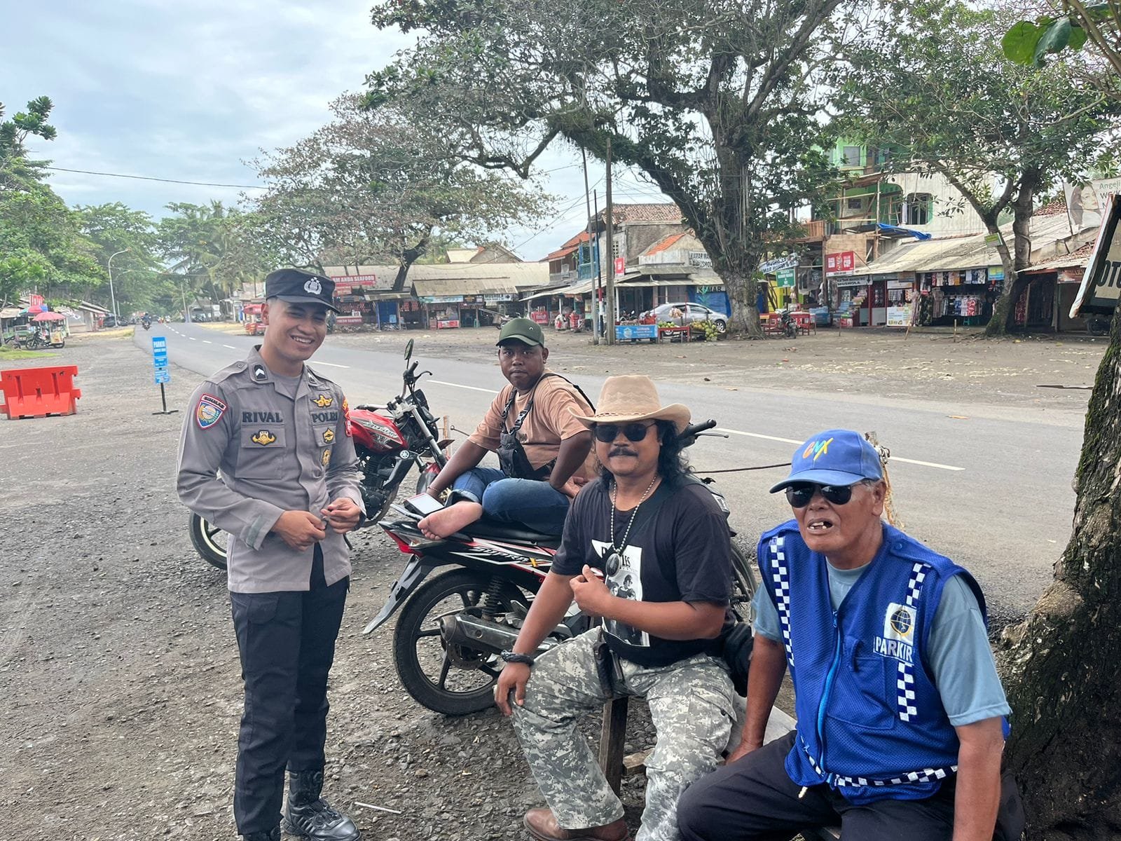 Sambangi Petugas Parkir, Satbinmas Polres Pangandaran Tekankan Pentingnya Sikap Ramah dan Tolak Premanisme