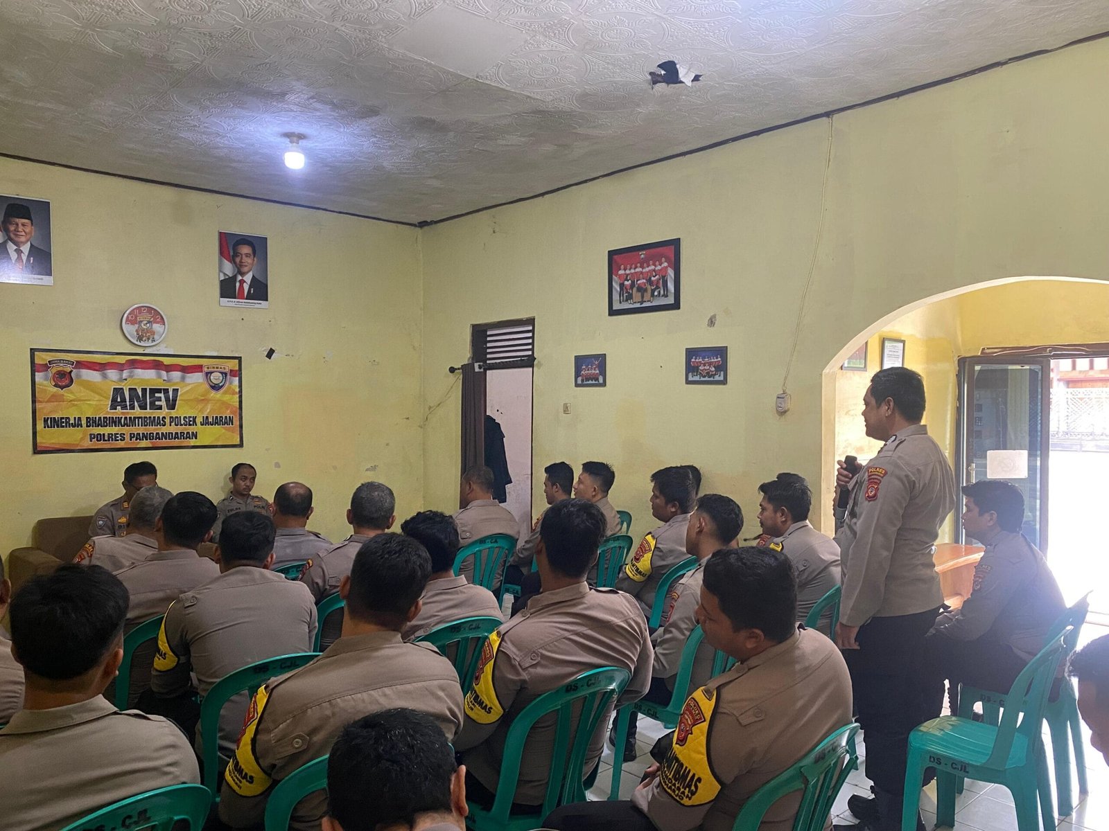 Kasatbinmas Polres Pangandaran Gelar Anev Kinerja Bhabinkamtibmas, Fokus pada Evaluasi Lapangan dan Penguatan Komunikasi