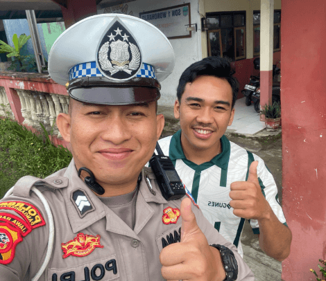 anggota satlantas bersama penjaga sekolah