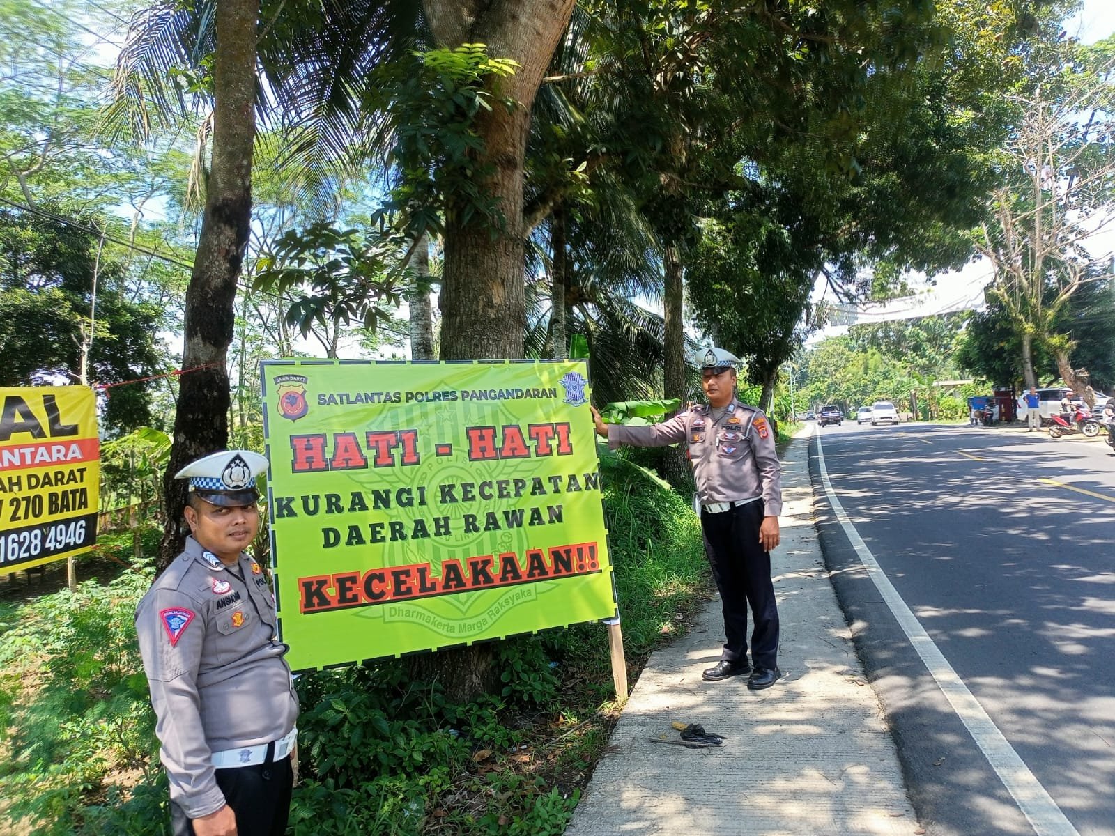Pemasangan rambu rawan kecelakaan