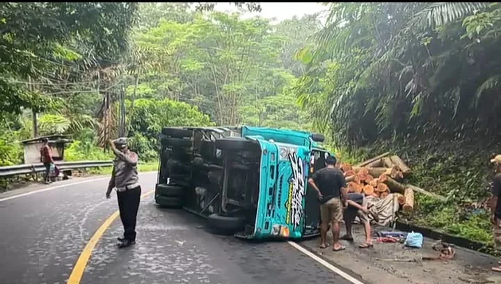 Kecelakaan truk over dimensi