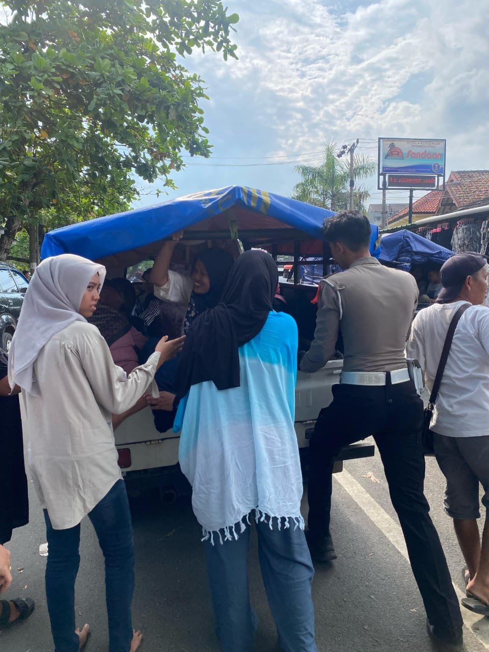Bantuan pengendara mogok Pangandaran
