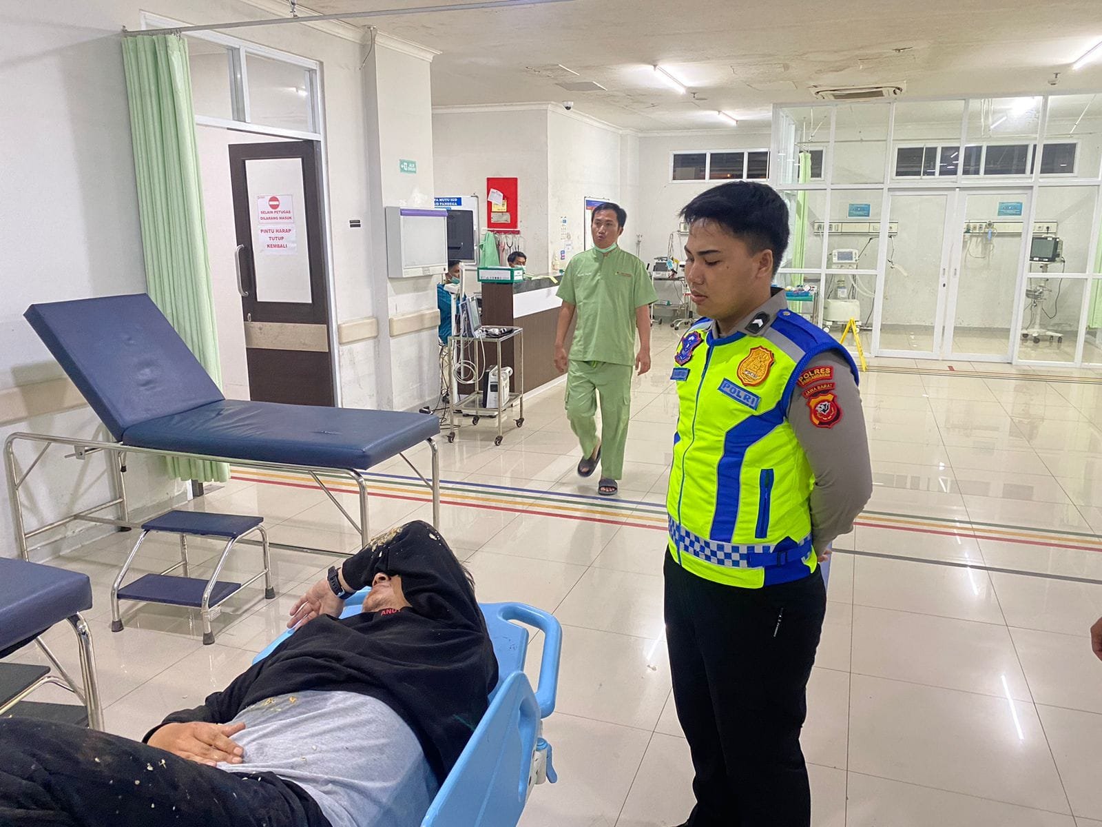 pria mabuk tergeletak pingsan