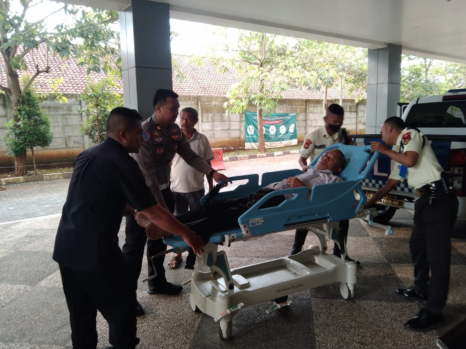 Evakuasi orang sakit oleh Satlantas Pangandaran