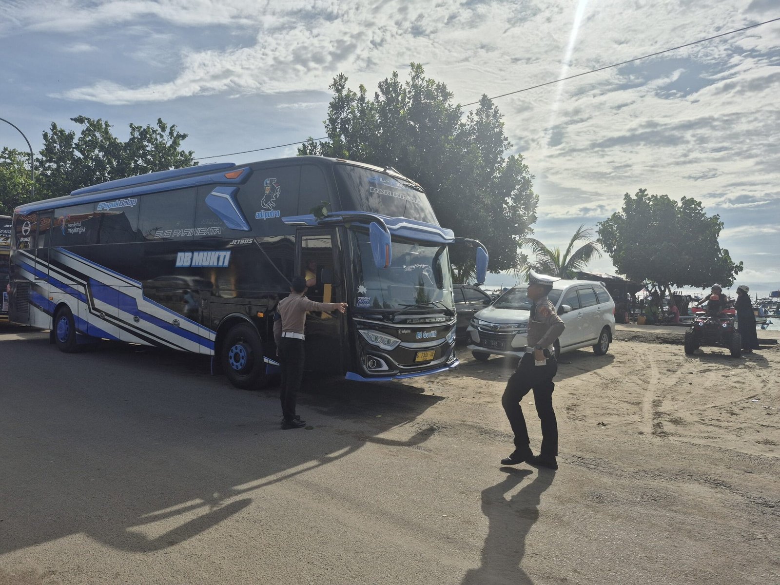 Parkir sembarangan bus Pangandaran