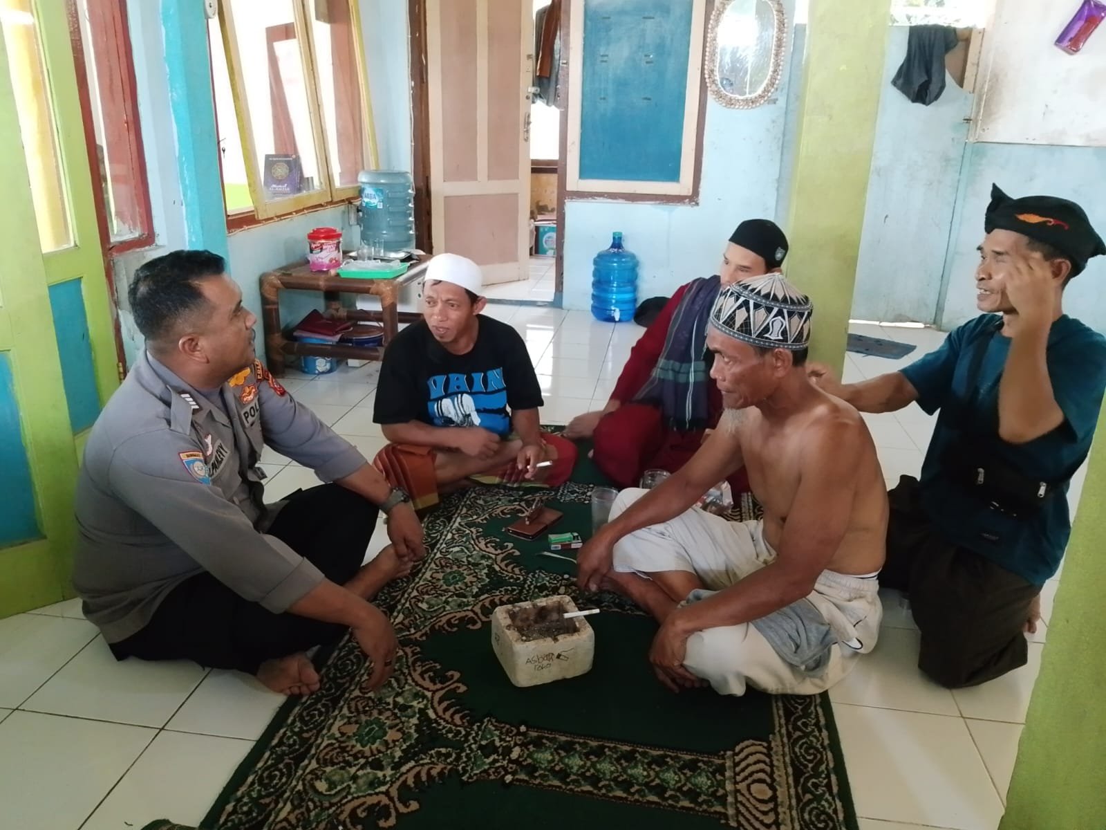 PANGANDARAN — Anggota Satuan Pembinaan Masyarakat (Satbinmas) Polres Pangandaran turun langsung ke tengah warga pada Senin (19/5/2025). Mereka menjalankan program pembinaan untuk menjaga keamanan dan ketertiban masyarakat di berbagai titik strategis. Dengan pendekatan humanis, personel Satbinmas menyapa warga di pasar, tempat ibadah, dan kawasan pemukiman. Mereka menyampaikan pesan-pesan kamtibmas secara langsung dan mengajak warga terlibat menjaga lingkungan masing-masing. Kasat Binmas Polres Pangandaran menyatakan, kegiatan ini menjadi rutinitas demi menjaga situasi kondusif. Ia menekankan pentingnya peran serta masyarakat dalam menciptakan Pangandaran yang aman dan nyaman. "Polisi tidak bisa bekerja sendiri. Kami butuh dukungan masyarakat agar keamanan tetap terjaga,” ujarnya. Satbinmas juga membuka ruang komunikasi dua arah selama kegiatan berlangsung. Mereka mendengar keluhan warga dan memberi pemahaman tentang pencegahan gangguan kamtibmas sejak dini. Masyarakat menyambut positif kegiatan ini. Warga merasa lebih tenang dan berharap patroli seperti ini terus berlanjut. Mereka mengapresiasi pendekatan polisi yang lebih terbuka dan ramah. Satbinmas Polres Pangandaran berkomitmen untuk terus hadir di tengah warga. Melalui interaksi langsung, mereka membangun kepercayaan dan memperkuat hubungan antara polisi dan masyarakat.
