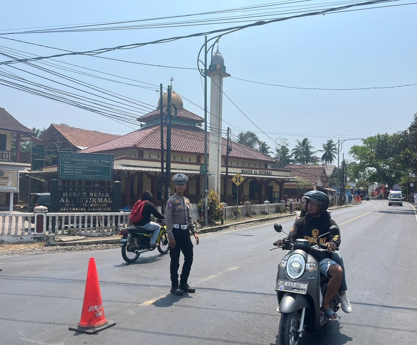 Polisi atur lalu lintas simpang tiga