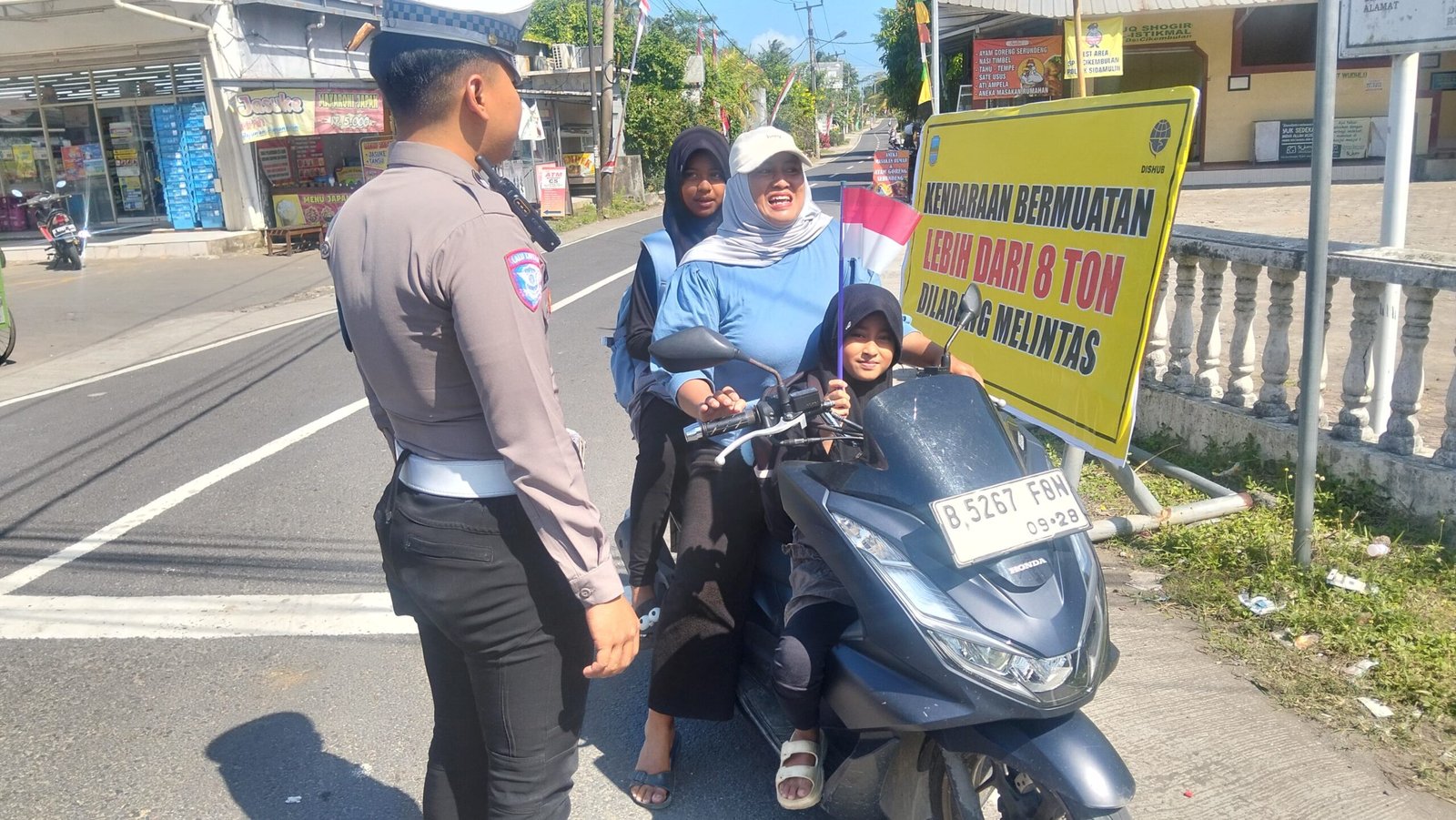 satlantas polres pangandaran laksanakan bagi bagi bendera