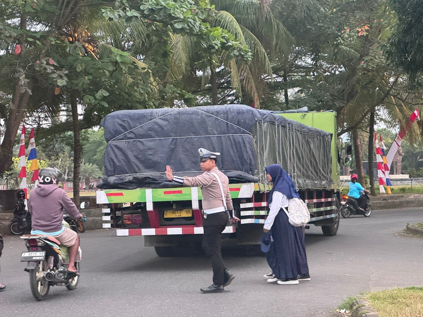 satlantas polres pangandaran menyebbrangkan anak sekolah